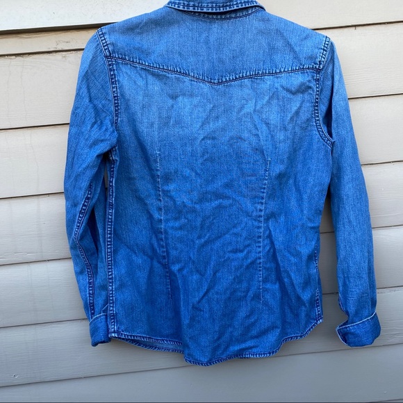 🌞 (3/$25) Gap denim button up - Picture 2 of 4